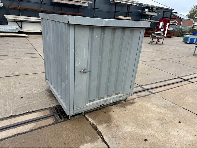 Bestrijdingsmiddelen container - afbeelding 1 van  14