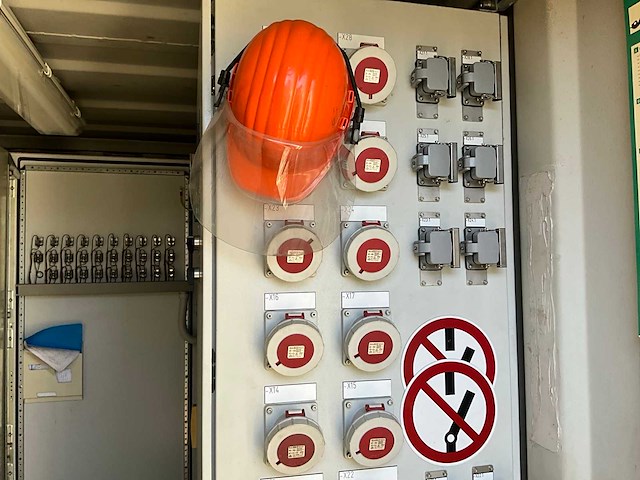Besturingskasten in zeecontainer - afbeelding 2 van  21