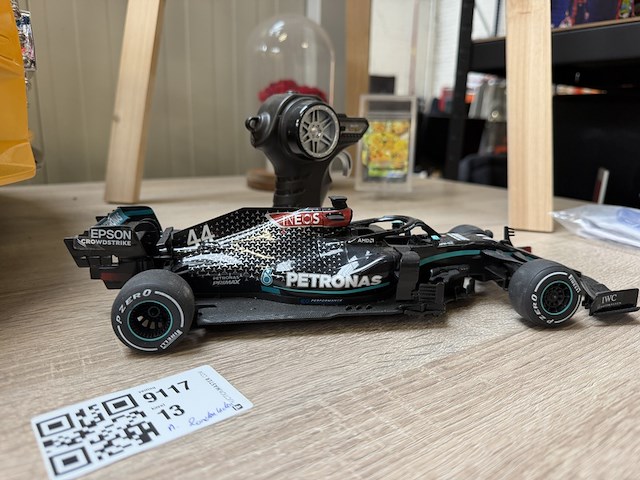 Bestuurbare mercedes f1 auto - afbeelding 2 van  5
