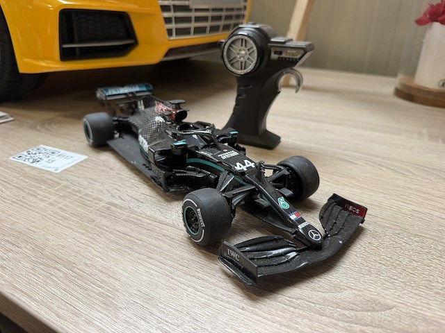 Bestuurbare mercedes f1 auto - afbeelding 3 van  5
