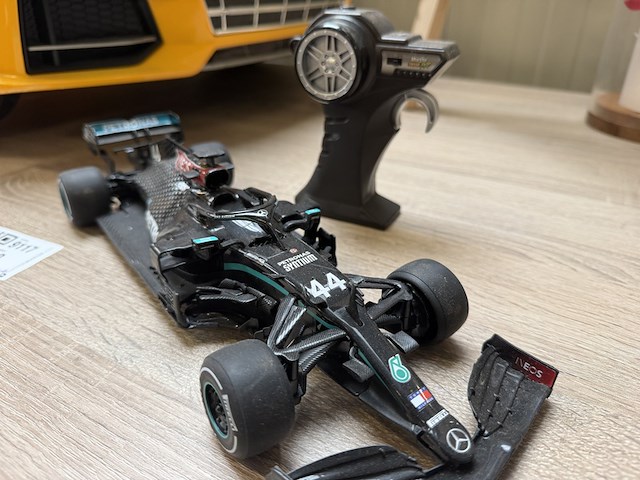 Bestuurbare mercedes f1 auto - afbeelding 4 van  5