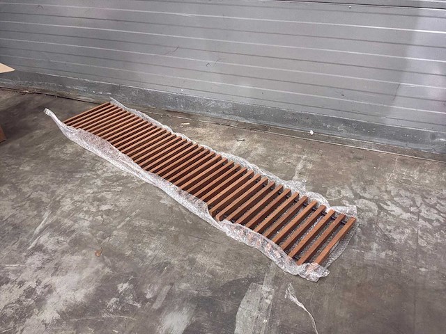 Betherma rooster tbv convector merbau ongelakt 1400x280mm - afbeelding 1 van  8