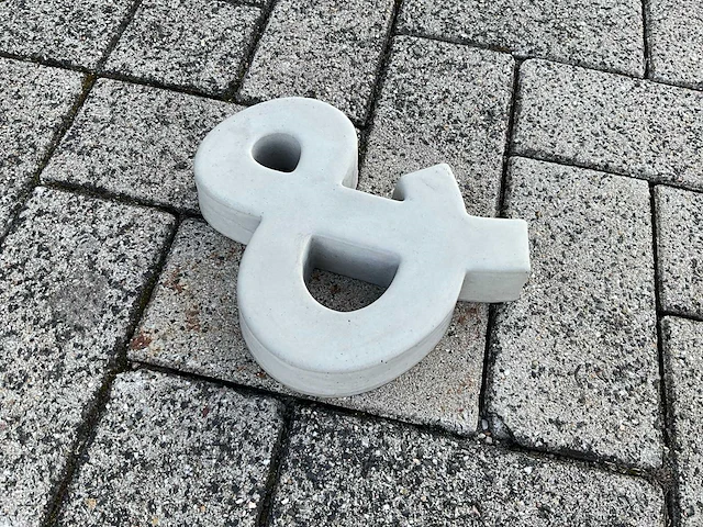Beton &-teken klein - afbeelding 2 van  5