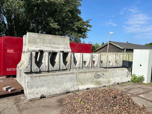 Beton barriers (27x) - afbeelding 1 van  5