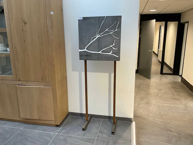 Beton decoratie op metalenstatief - afbeelding 1 van  5