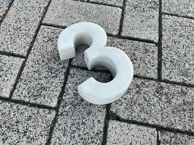 Beton huisnummer 3 klein - afbeelding 2 van  5