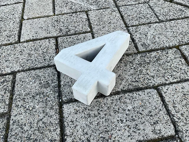 Beton huisnummer 4 klein - afbeelding 3 van  5