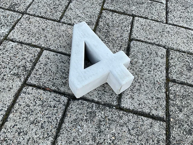 Beton huisnummer 4 klein - afbeelding 2 van  5