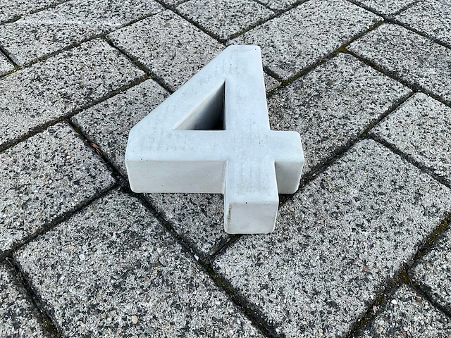 Beton huisnummer 4 klein - afbeelding 4 van  5