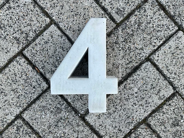 Beton huisnummer 4 klein - afbeelding 1 van  5