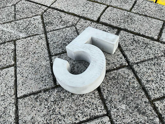 Beton huisnummer 5 klein - afbeelding 3 van  5