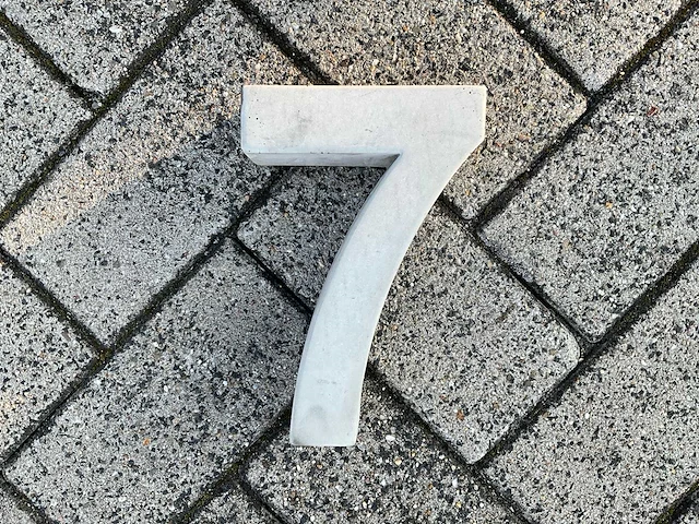 Beton huisnummer 7 klein - afbeelding 1 van  5