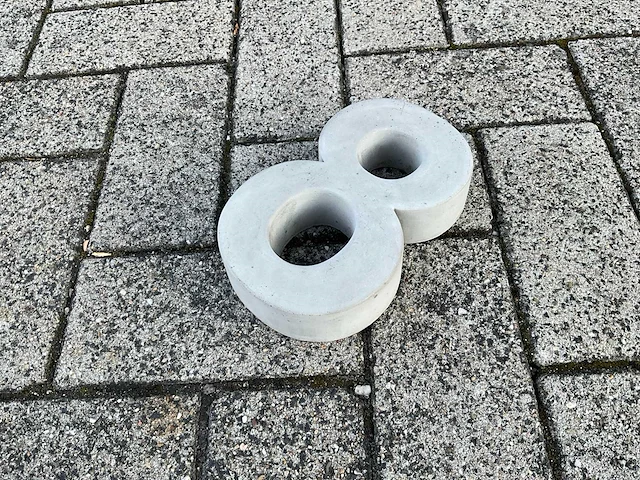 Beton huisnummer 8 klein - afbeelding 2 van  5