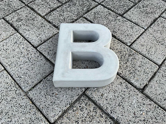 Beton letter b groot - afbeelding 4 van  5