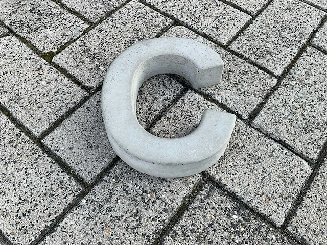 Beton letter c groot - afbeelding 4 van  5