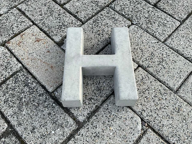 Beton letter h groot - afbeelding 4 van  5