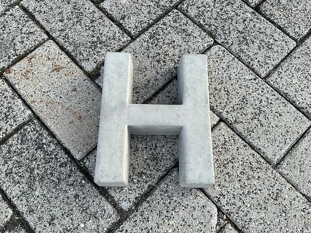 Beton letter h groot - afbeelding 5 van  5