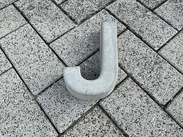 Beton letter j groot - afbeelding 4 van  5