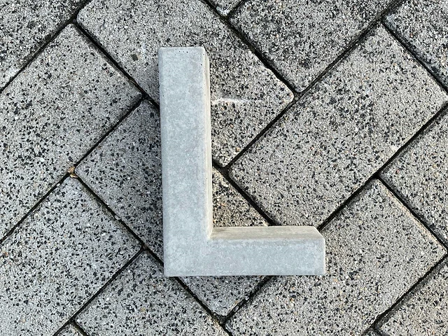 Beton letter l groot - afbeelding 1 van  5