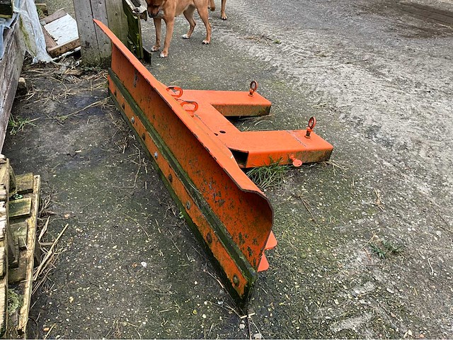 Betonblock sneeuwschuiver - afbeelding 1 van  2