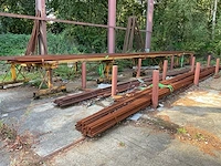 Betonijzer op transportbaan
