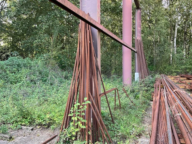 Betonijzer op transportbaan - afbeelding 5 van  8