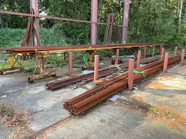 Betonijzer op transportbaan - afbeelding 1 van  8