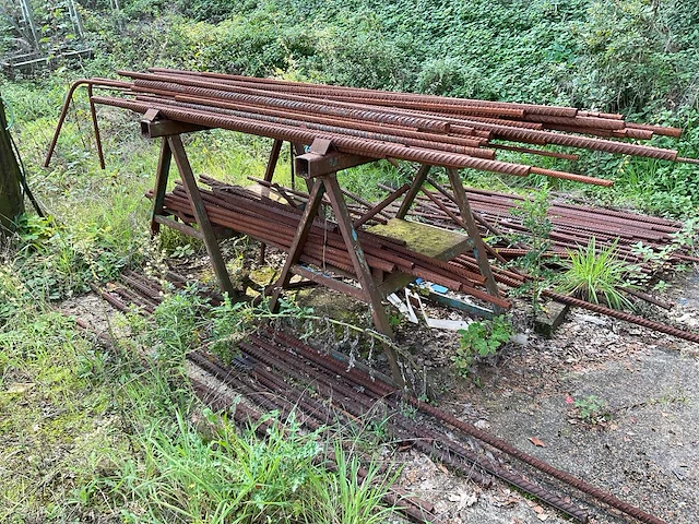 Betonijzer op transportbaan - afbeelding 6 van  8