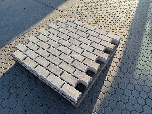 Betonklinkers (ca. 46,85m2) - afbeelding 1 van  4