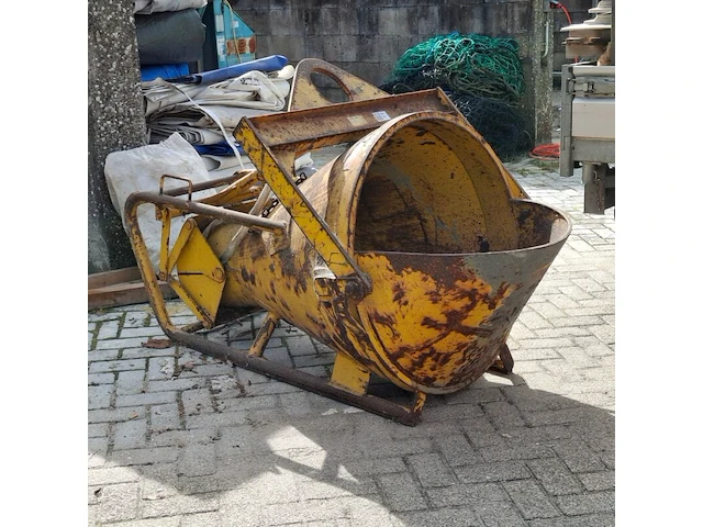 Betonkubel, florian eichinger, 1025, 2002 - afbeelding 1 van  6