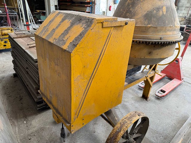 Betonmixer - afbeelding 3 van  4