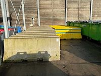 Betonnen afscheiding (35x) - afbeelding 1 van  2