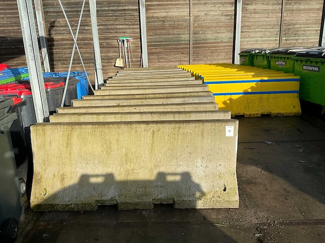 Betonnen afscheiding (35x) - afbeelding 2 van  3