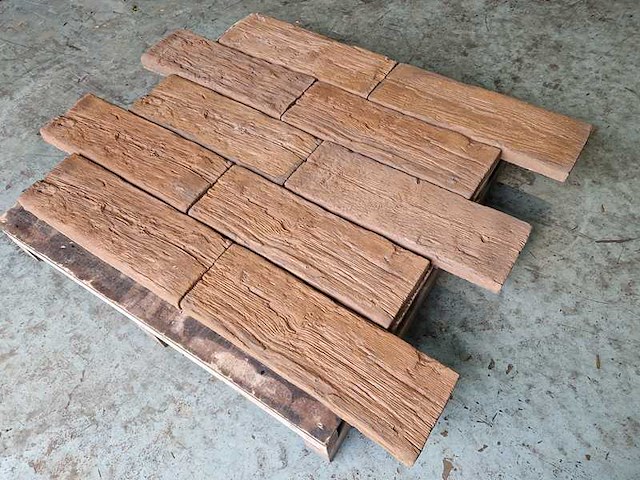 Betonnen houtlook tegels (ca.100 st) - afbeelding 1 van  4