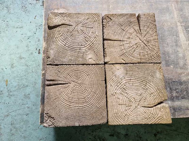 Betonnen houtlook tegels (ca.105 st) - afbeelding 1 van  1