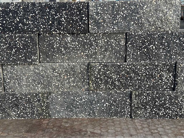 Betonnen muurblokken (ca 448stuks) - afbeelding 2 van  4