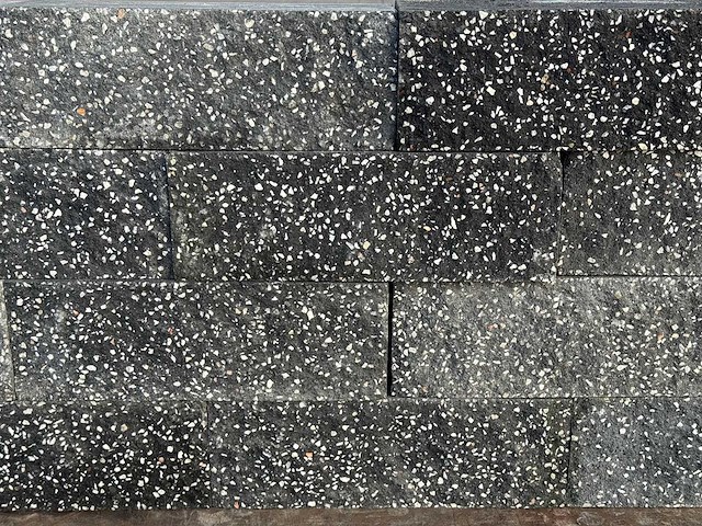 Betonnen muurblokken (ca 448stuks) - afbeelding 1 van  4