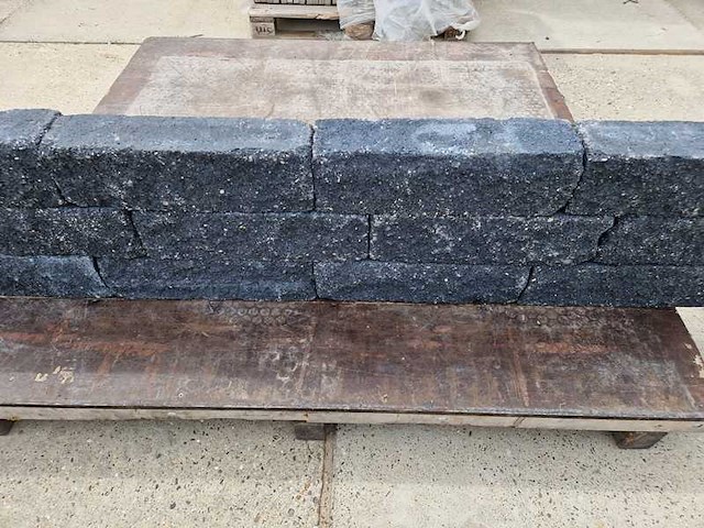 Betonnen muurblokken (ca. 72 stuks) - afbeelding 1 van  1