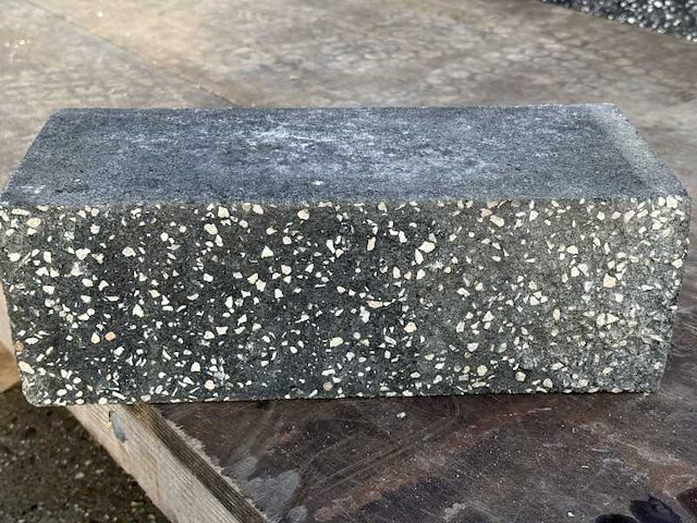 Betonnen muurblokken (ca 896 stuks) - afbeelding 2 van  2