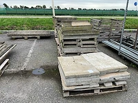 Betonnen platen en gootdelen
