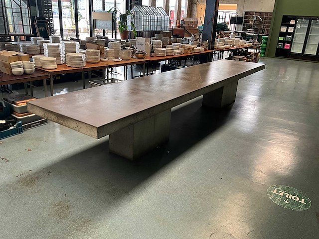 Betonnen restauranttafel - afbeelding 1 van  8