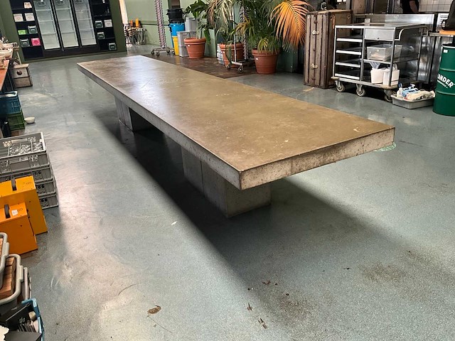 Betonnen restauranttafel - afbeelding 2 van  8