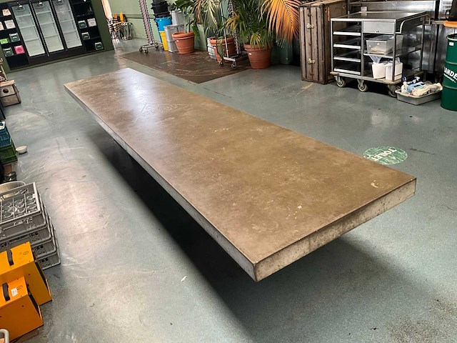 Betonnen restauranttafel - afbeelding 3 van  8