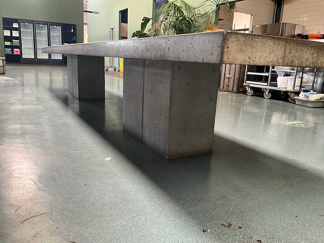 Betonnen restauranttafel - afbeelding 4 van  8