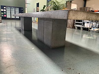 Betonnen restauranttafel - afbeelding 4 van  8