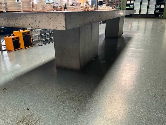 Betonnen restauranttafel - afbeelding 6 van  8
