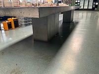 Betonnen restauranttafel - afbeelding 6 van  8