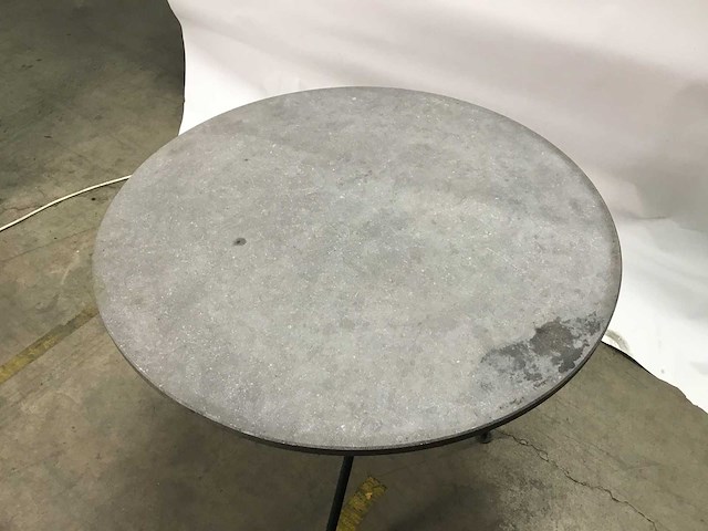 Betonnen ronde terrastafel - afbeelding 3 van  4