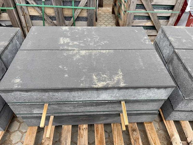 Betonnen traptreden (ca. 8 stuks) - afbeelding 1 van  3