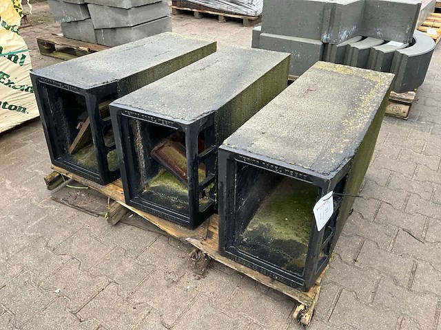Betonnen trottoir kolk (3x) - afbeelding 1 van  4